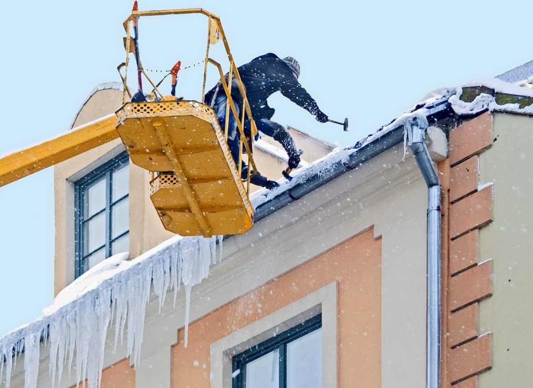 Услуги по очистке кровли от снега